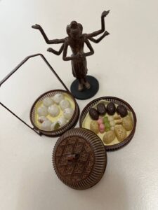 和菓子をたべるあしゅら